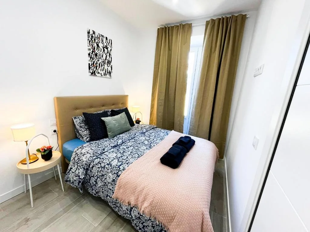 Habitación Doble con baño compartido — Madrid Private Rooms - Ferrer