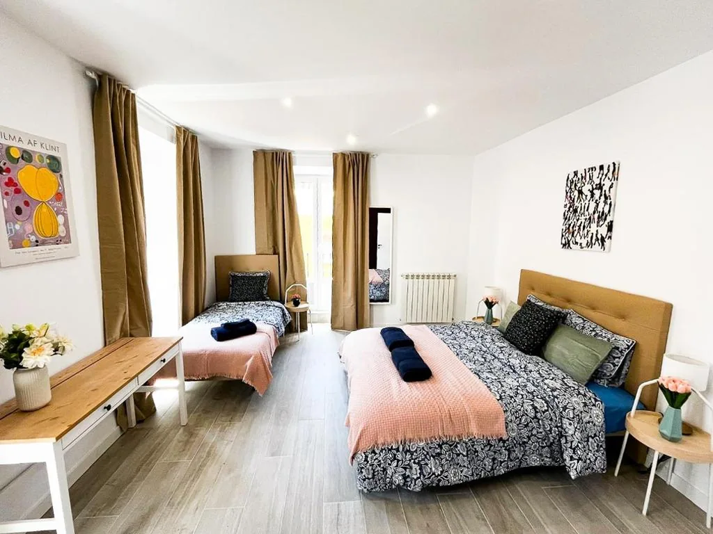 Habitación Triple con baño compartido — Madrid Private Rooms - Ferrer
