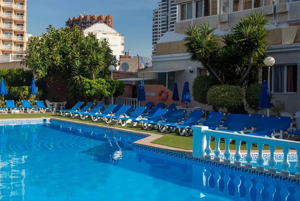 Doppelzimmer mit Poolblick (2 Erwachsene + 1 Kind) — Magic Villa de Benidorm