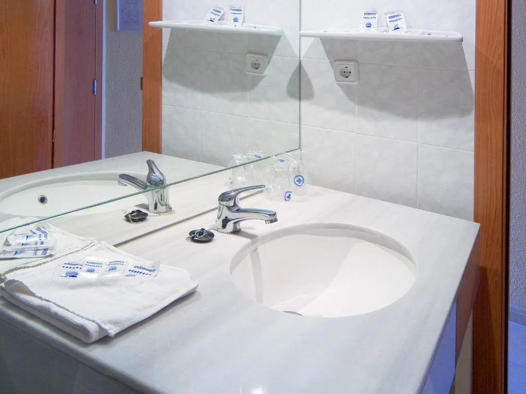 Doppelzimmer mit Poolblick (2 Erwachsene + 2 Kinder) — Magic Villa de Benidorm