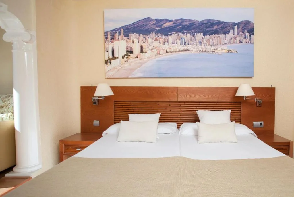 Standard-Doppelzimmer (2 Erwachsene + 2 Kinder) — Magic Villa de Benidorm