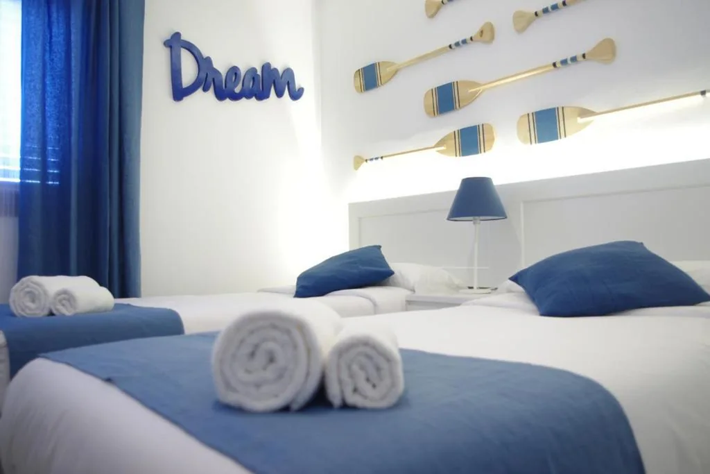 Doppelzimmer mit externem eigenem Bad – 2 Betten — MAGMA Rooms Playa Honda