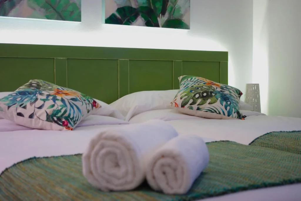 Dreibettzimmer mit eigenem Bad — MAGMA Rooms Playa Honda