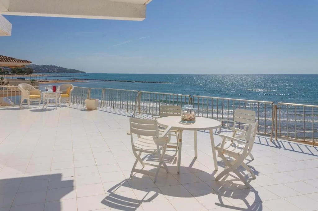 Villa con vistas al mar — Magnifica VILLA AIREOLA frente al mar