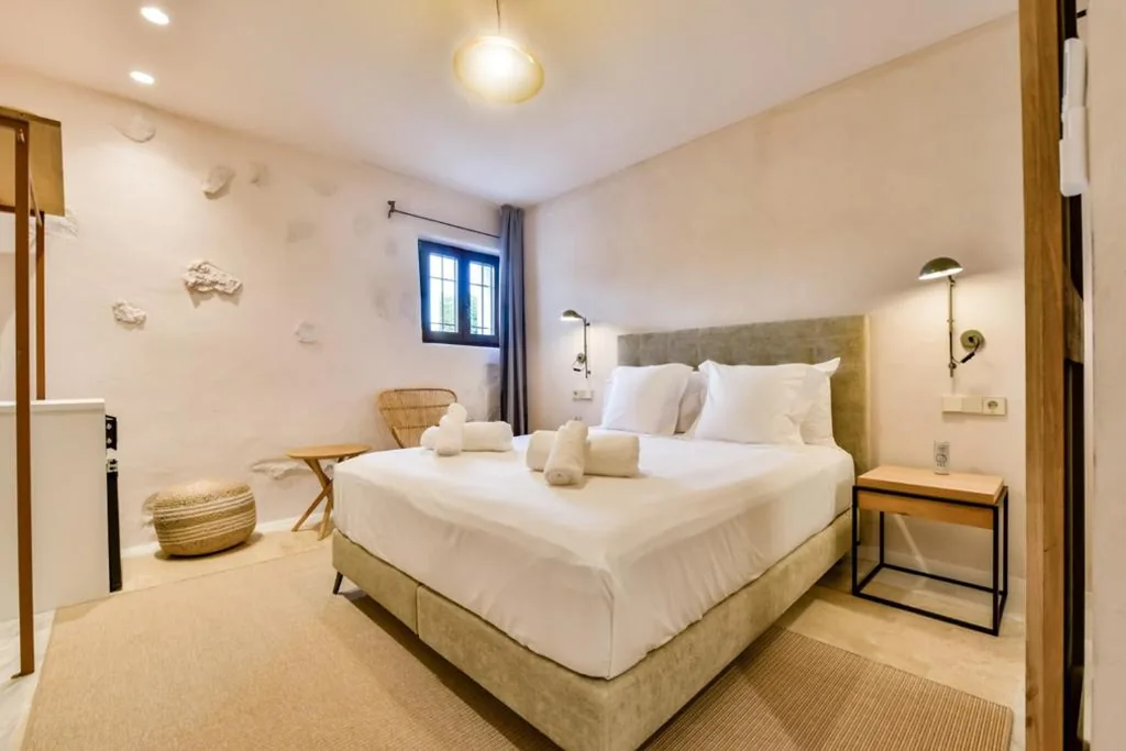 Habitación con cama grande — Maison Salva by Santas Hotels