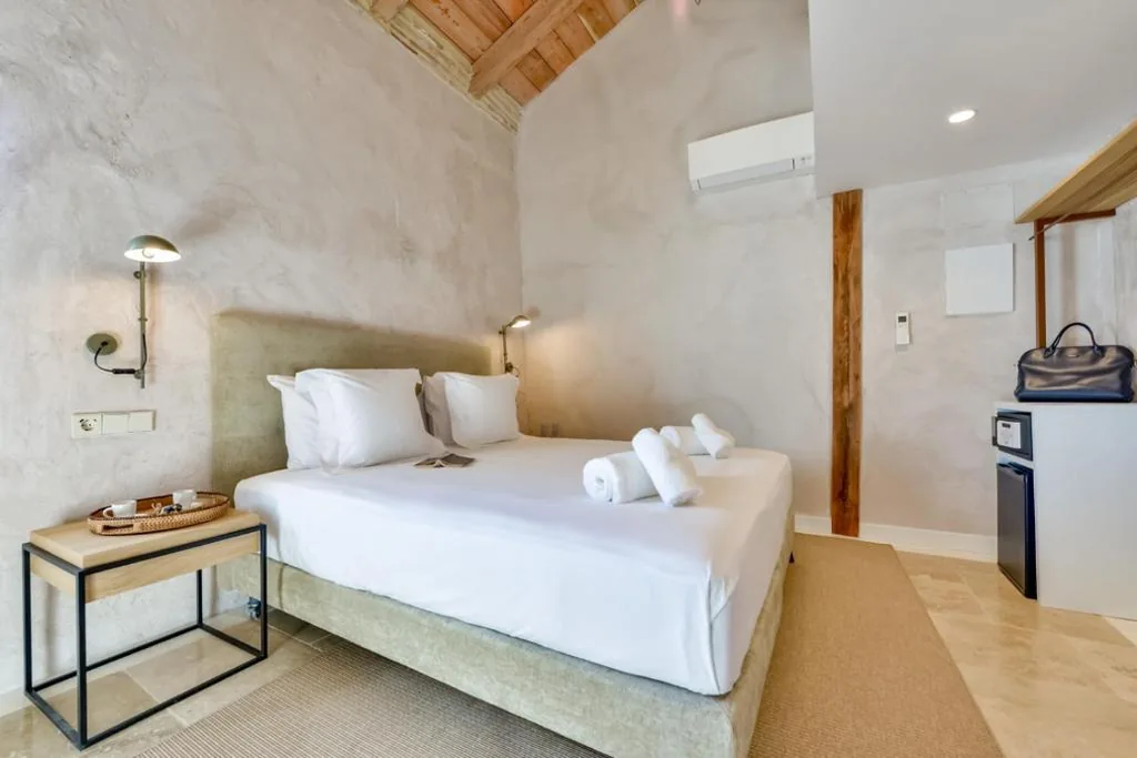 Habitación Doble con cama supletoria — Maison Salva by Santas Hotels