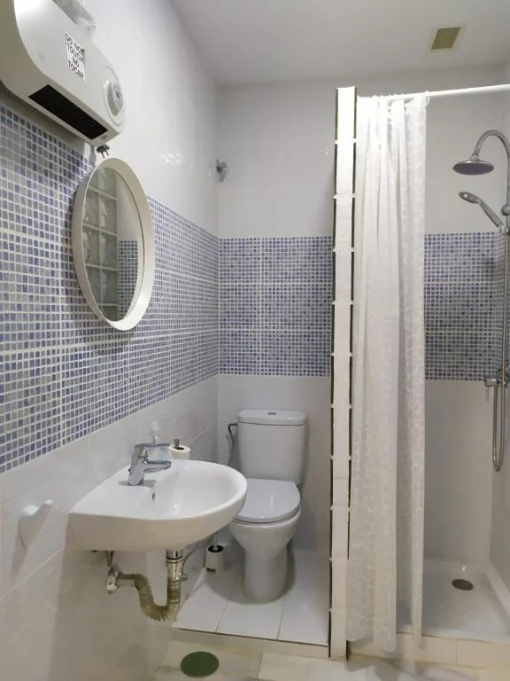 Habitación Doble con baño privado - 2 camas — Málaga Centro Hostel