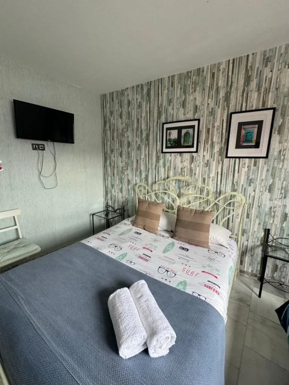Habitación Doble con baño privado — Málaga Centro Hostel