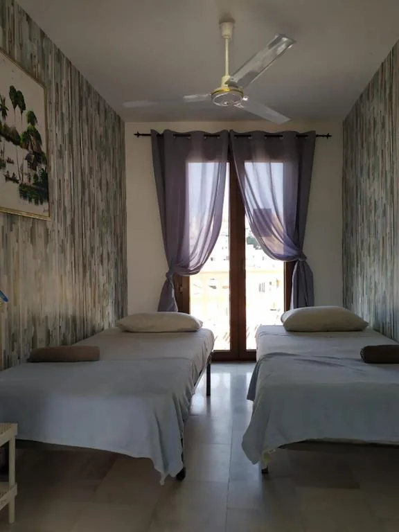 Habitación Doble Económica con baño compartido - 1 o 2 camas — Málaga Centro Hostel