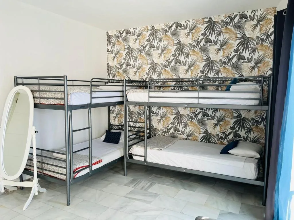 Habitación Familiar con balcón — Málaga Centro Hostel