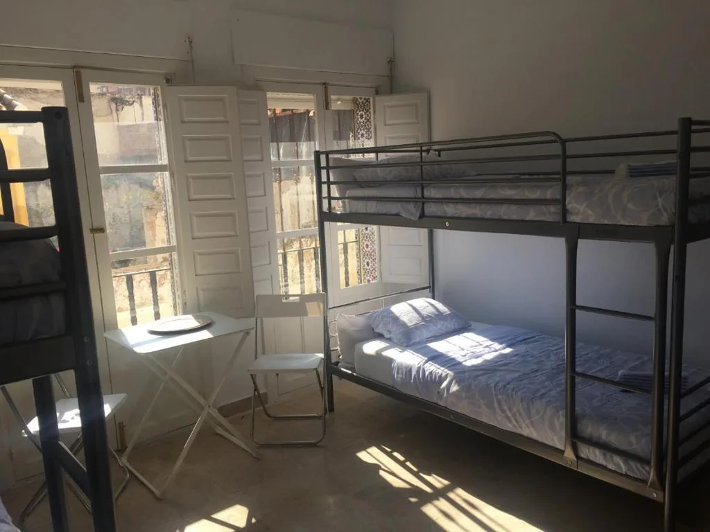 Habitación Familiar con balcón — Málaga Centro Hostel