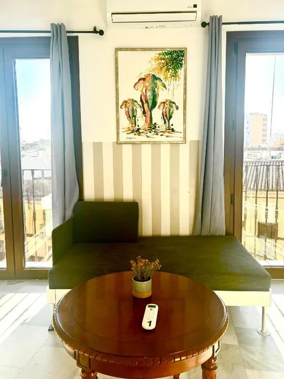 Habitación Familiar con baño — Málaga Centro Hostel