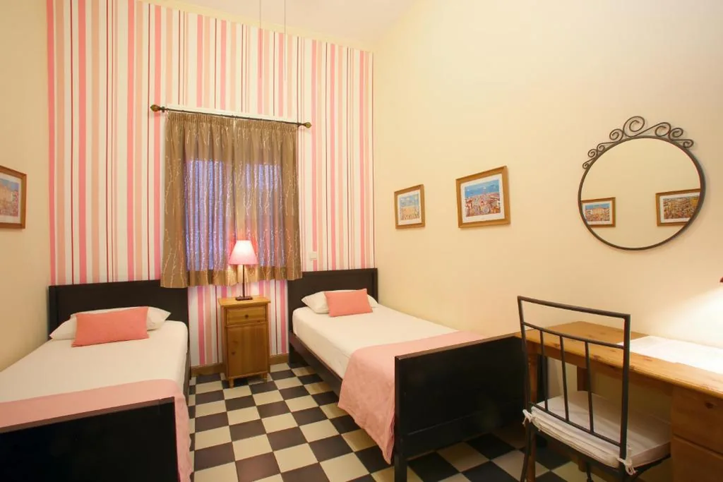Habitación Doble con baño compartido - 2 camas — Málaga Lodge Guesthouse