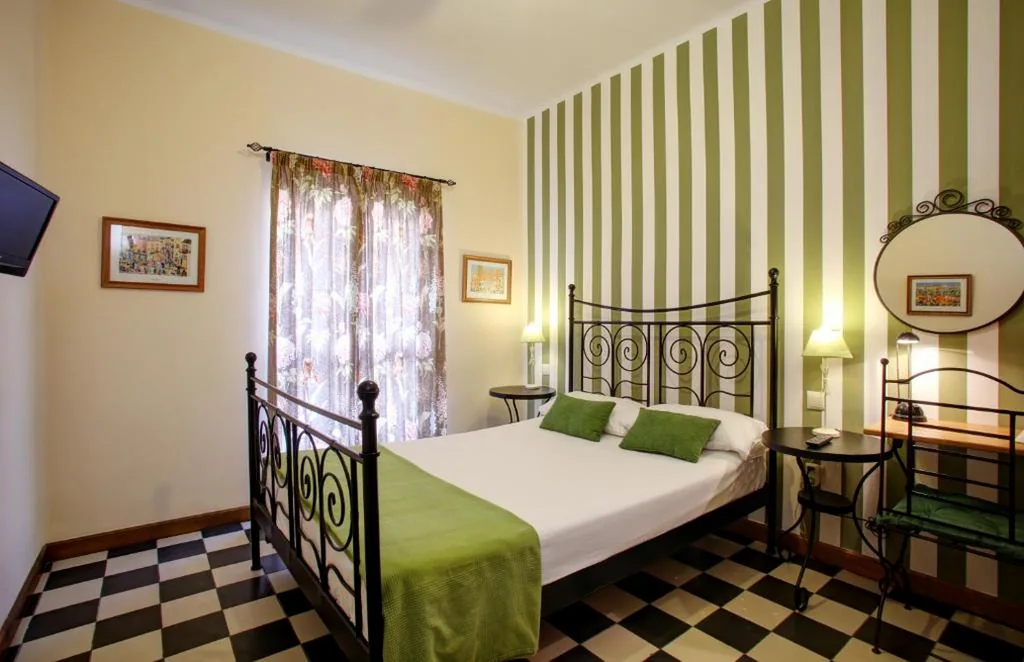 Habitación Doble con baño compartido — Málaga Lodge Guesthouse