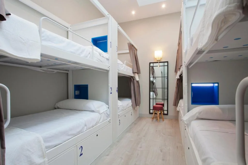 男女共用ドミトリー（8人部屋）のベッド — Malaga Stop Hostel AB