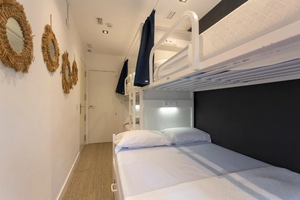専用バスルーム付きファミリールーム — Malaga Stop Hostel AB