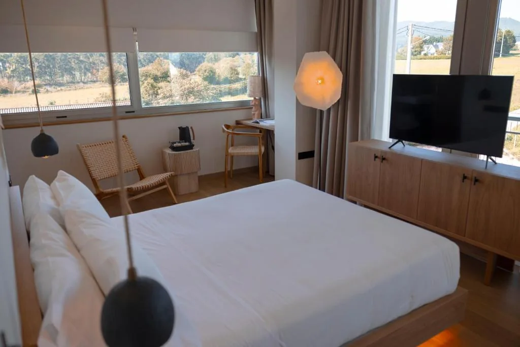 海の側面の眺めがあるデラックスダブルルーム — Malates Slow Boutique Hotel