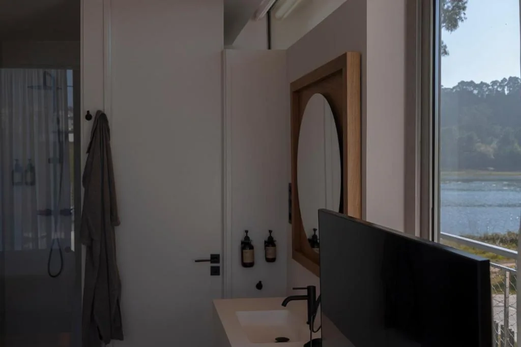 海の側面の眺めがあるデラックスダブルルーム — Malates Slow Boutique Hotel