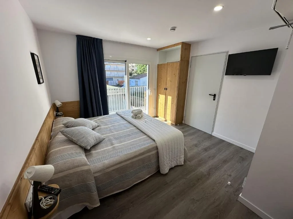 Habitación Doble adaptada para personas con movilidad reducida — Malva Hostel Estartit