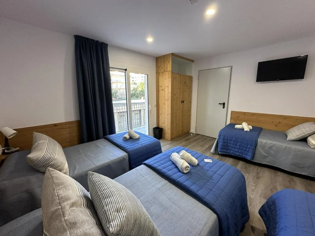Habitación Familiar — Malva Hostel Estartit