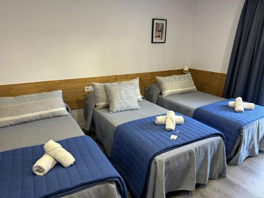 Habitación Triple — Malva Hostel Estartit