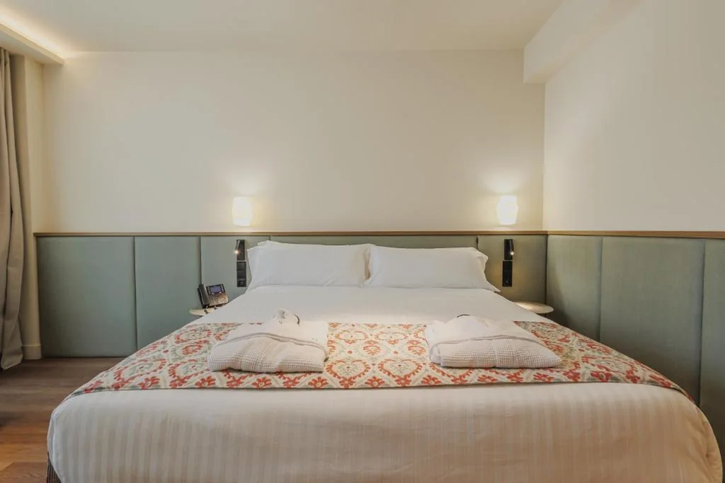 Habitación con cama grande — Malvarrosa Plaza by Intelier