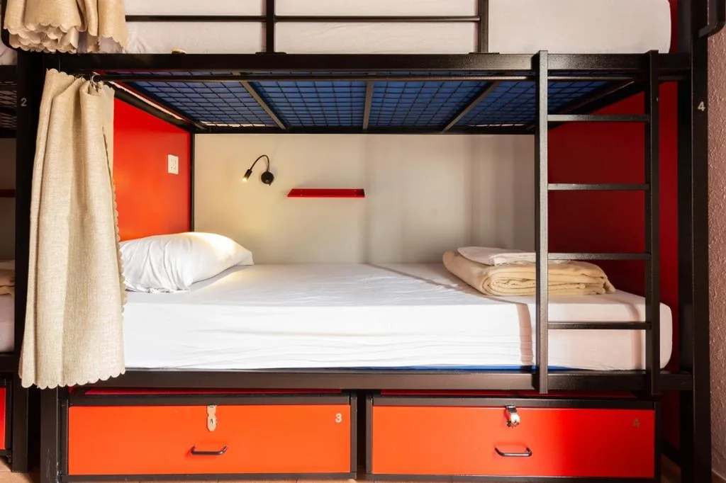 Posto letto singolo in dormitorio femminile condiviso — Mambo Tango