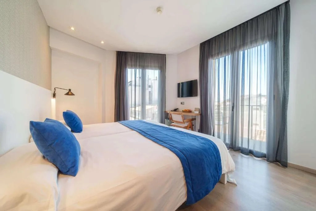 Doppelzimmer mit Balkon - 2 Betten — Mar Calma Hotel