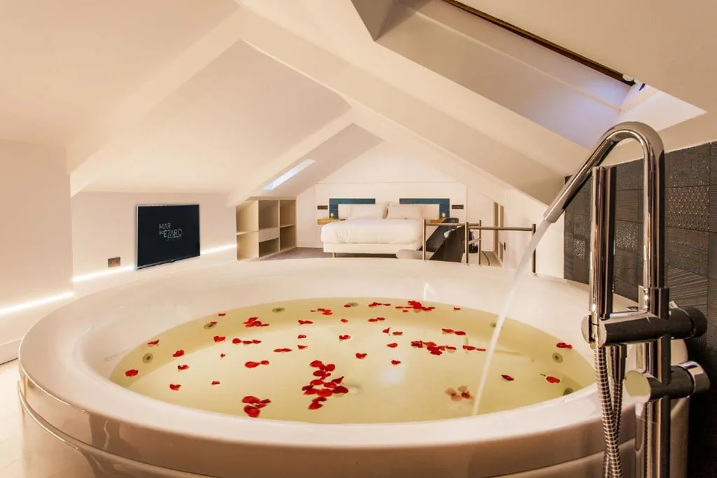 Suite Deluxe con bañera de hidromasaje — Mar do Ézaro - Boutique Hotel