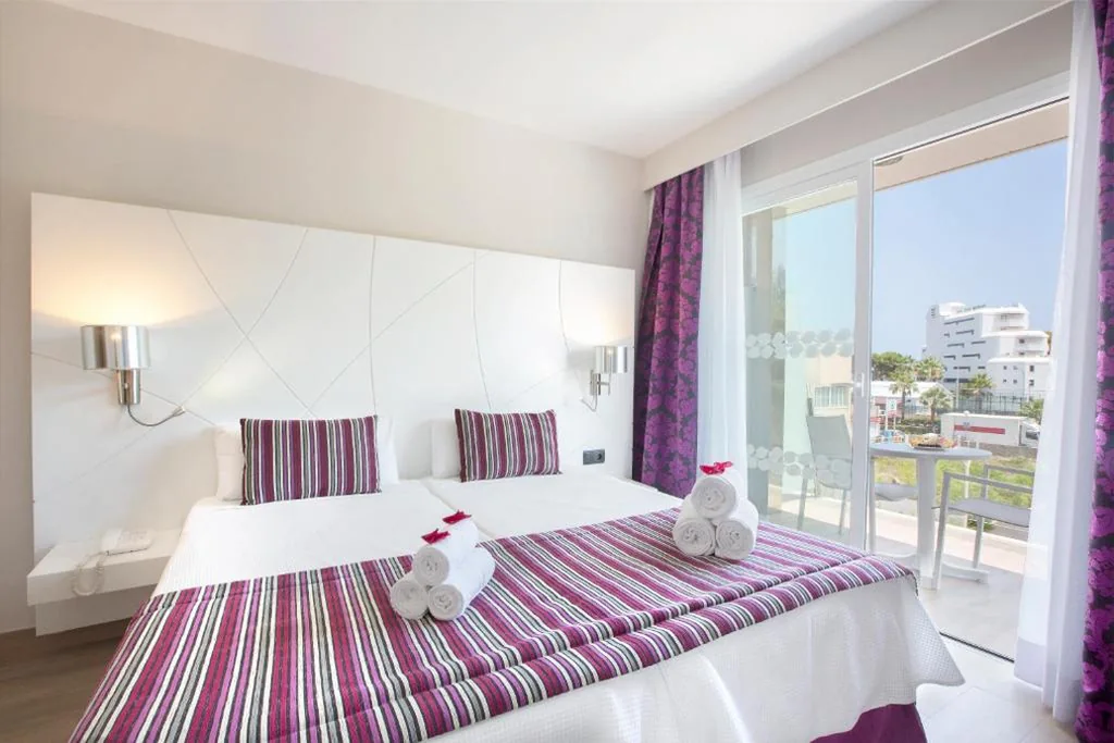 Suite (2 adultos + 1 niño) — Mar Hotels Playa de Muro Suites
