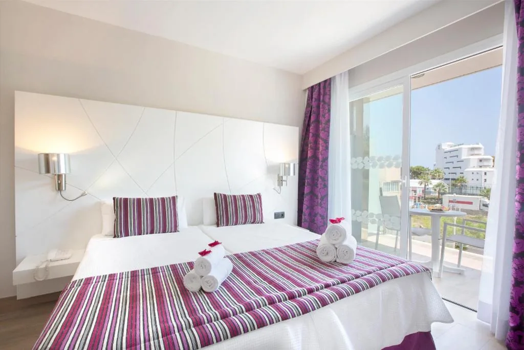 Suite (2 adultos + 2 niños) — Mar Hotels Playa de Muro Suites