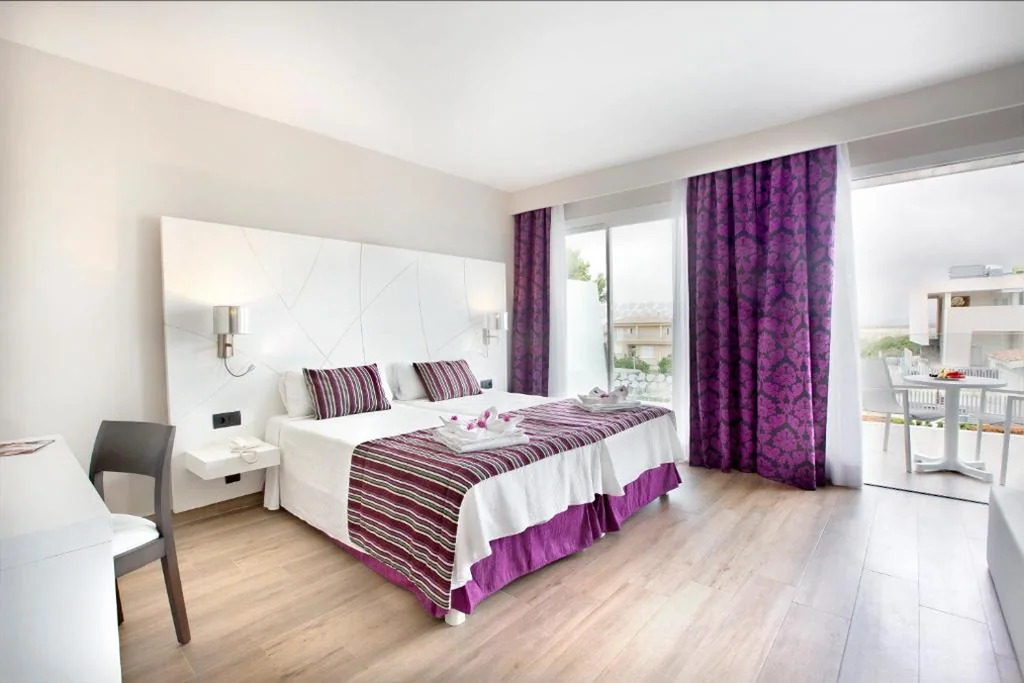 Suite Junior (2 adultos + 1 niño) — Mar Hotels Playa de Muro Suites