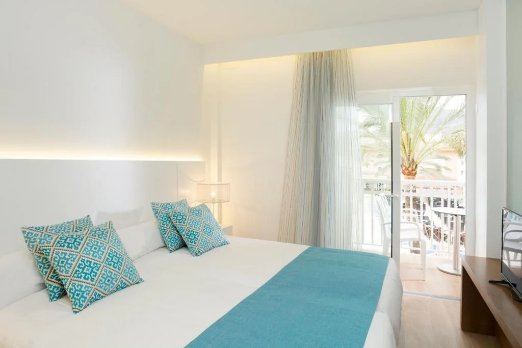Suite avec vue sur la piscine (2 adultes + 1 enfant) — Mar Hotels Playa Mar & Spa
