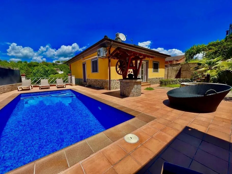 Villa con piscina privada — Maravillosa villa con piscina y barbacoa