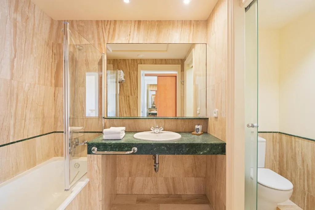 Superior vierpersoonskamer met balkon — MAREA Hotel