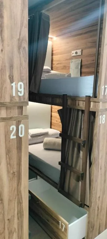 男女共用ドミトリールーム（二段ベッド1台・14台のベッド） — Marevita Hostel