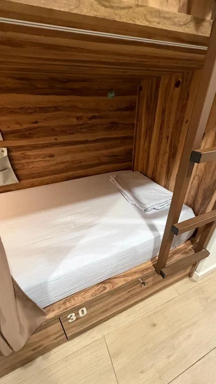 男女共用ドミトリールーム（二段ベッド1台・8台のベッド） — Marevita Hostel