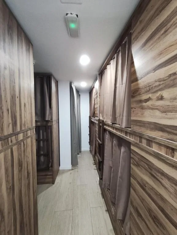 男女共用ドミトリールーム（二段ベッド1台・8台のベッド） — Marevita Hostel