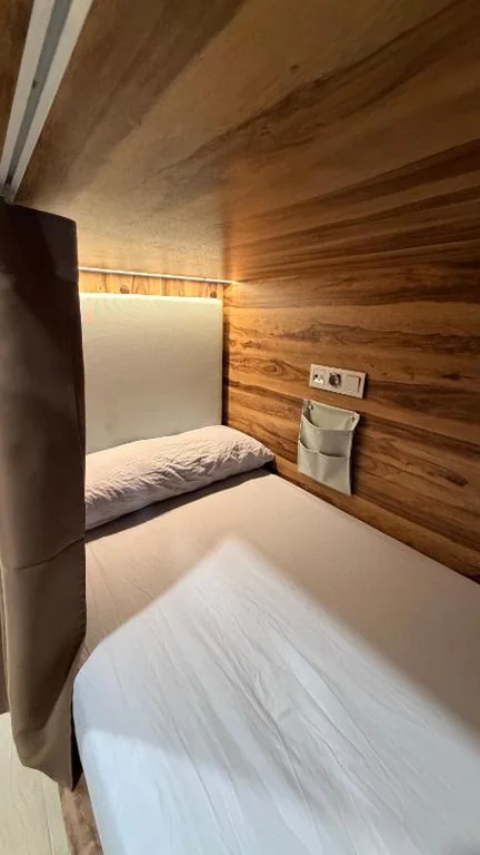 男女共用ドミトリールーム（二段ベッド1台・4台のベッド） — Marevita Hostel
