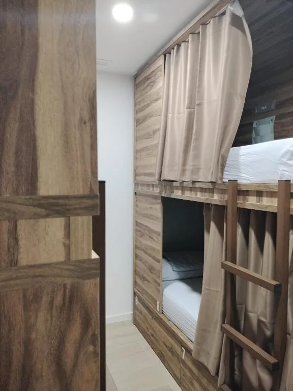 女性専用ドミトリールーム（二段ベッド1台・4台のベッド） — Marevita Hostel