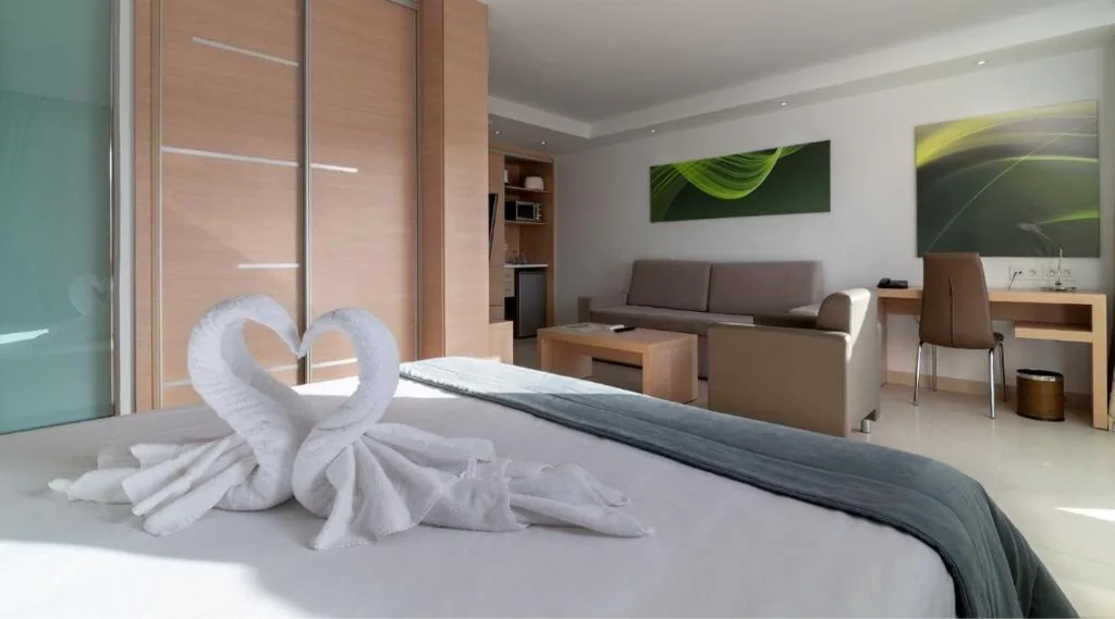 Suite Junior con vistas al mar — Marina Elite