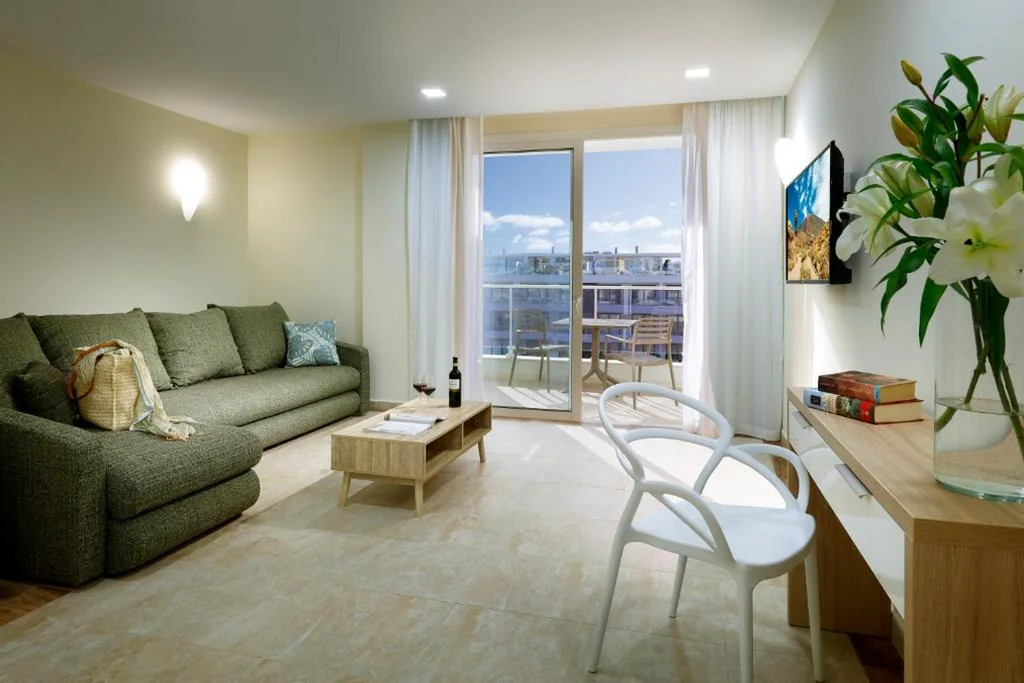 Apartment mit 2 Schlafzimmern, großem Wohnzimmer und Balkon — Marinell Collection Palm-Mar