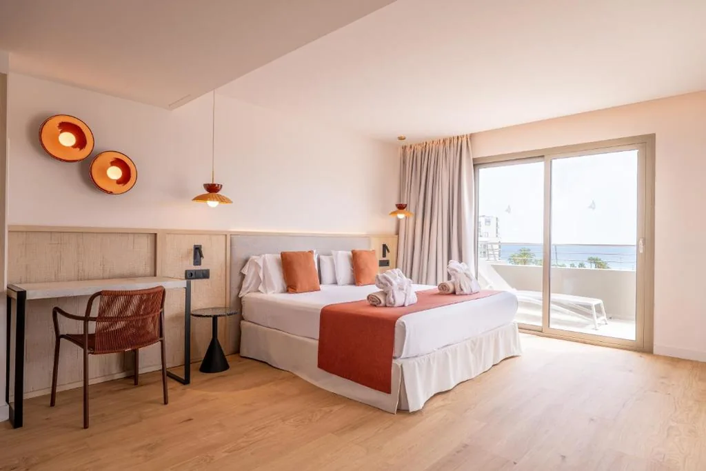 Habitación Doble Deluxe con balcón y vistas al mar — Marins Beach Club - Adults Only Hotel