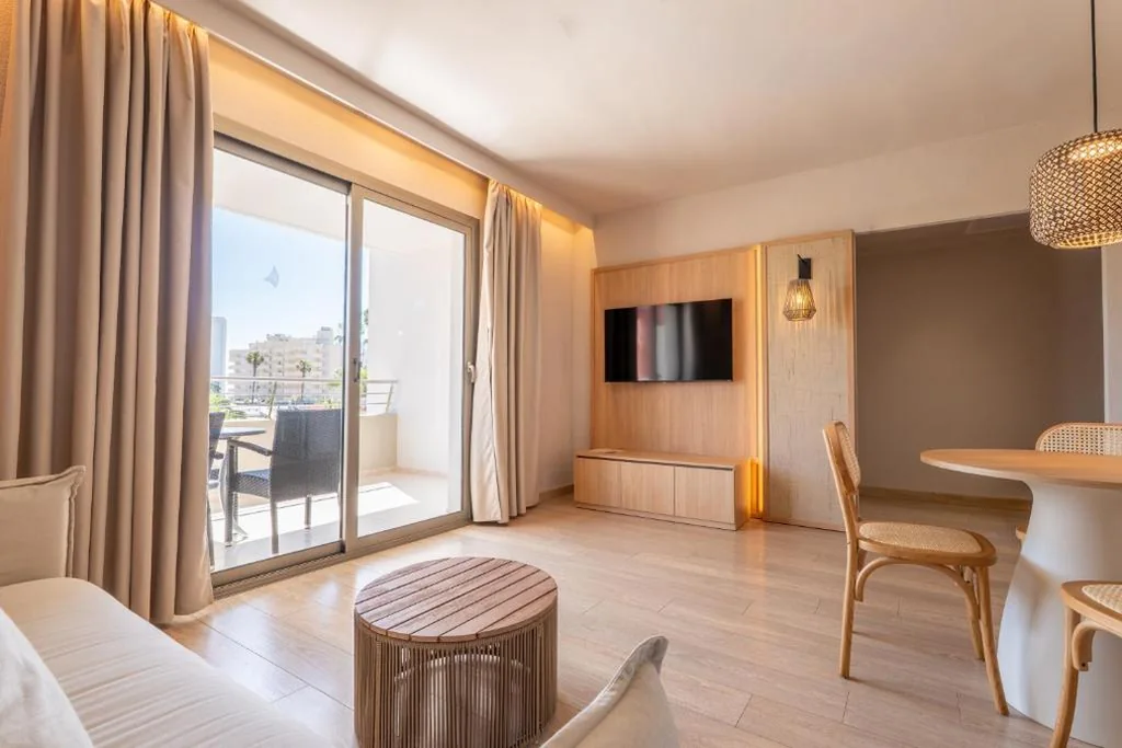 Suite con balcón — Marins Beach Club - Adults Only Hotel