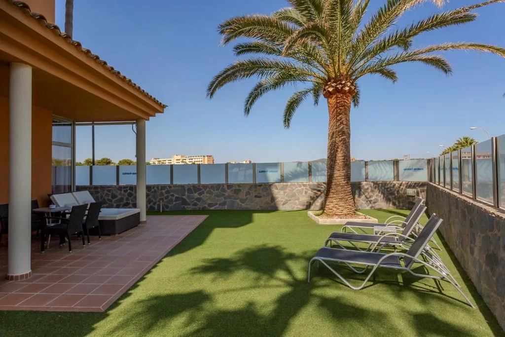 Suite con terraza — Marins Beach Club - Adults Only Hotel