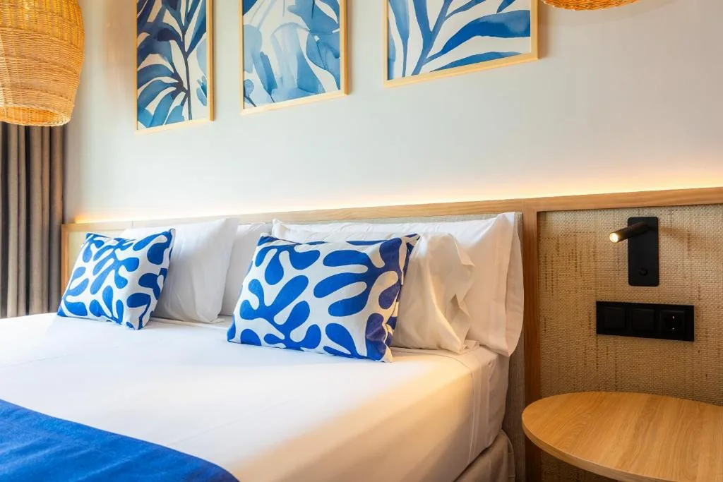海の一部の景色を望むダブルルーム（シングルベッド1台または2台） — Marins Suites - Adults Only Hotel