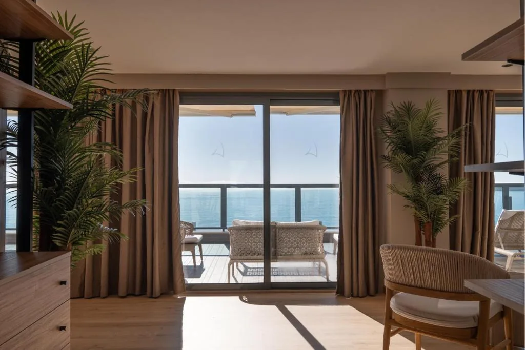 海の景色を望むデラックススイート — Marins Suites - Adults Only Hotel