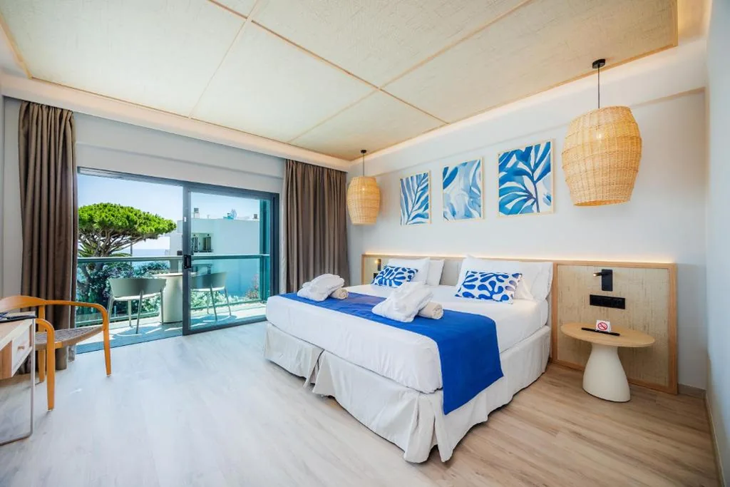 海の景色を望むジュニアスイート — Marins Suites - Adults Only Hotel