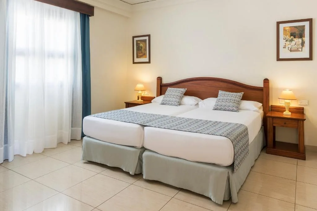 Suite con vista sulla piscina — Marylanza Suites & Spa