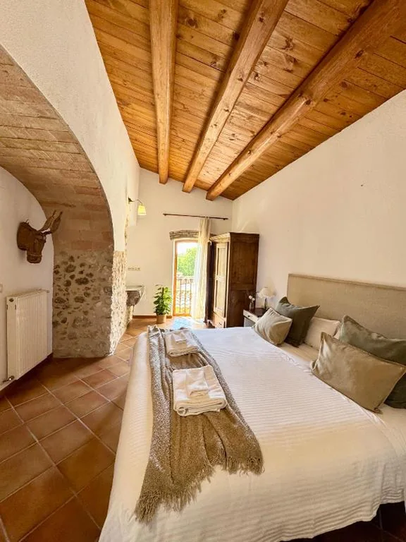 Habitación con cama grande y vistas al jardín — Mas Camins